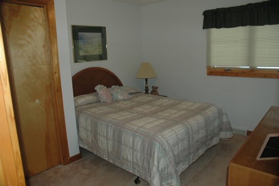 http://www.mountaintoprentals.net/custimages/bedroom1.jpg