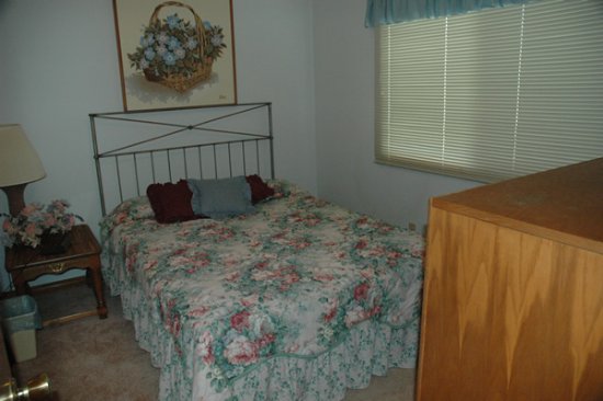 http://www.mountaintoprentals.net/custimages/bedroom2.jpg