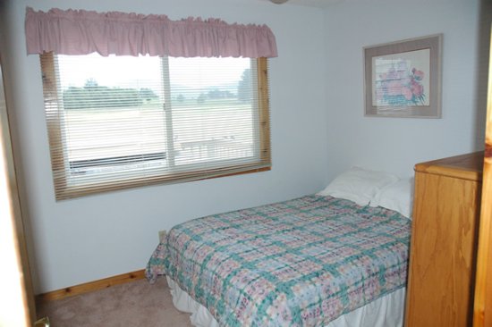 http://www.mountaintoprentals.net/custimages/bedroom3.jpg