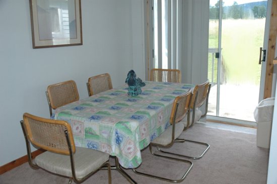 http://www.mountaintoprentals.net/custimages/ww1bdiningroom.jpg