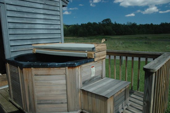 http://www.mountaintoprentals.net/custimages/ww1bhottub.jpg