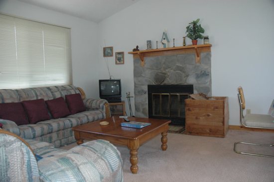 http://www.mountaintoprentals.net/custimages/ww1blivingroom.jpg